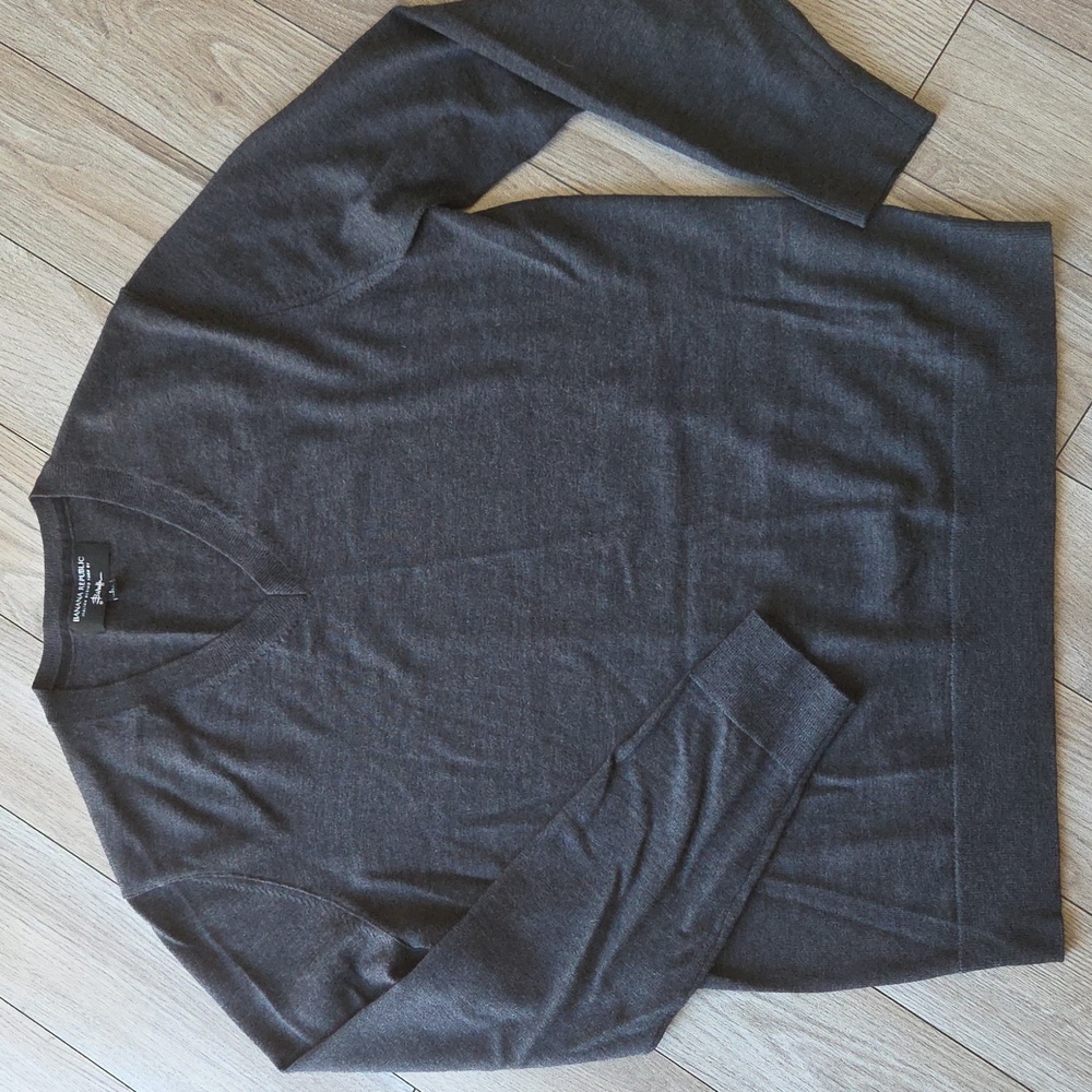 L Banana Republic Charcoal V-Neck Sweater